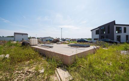 NA PREDAJ pozemok + základová doska + projekt priamo pri golfovom areály PENATI GOLF REZORT