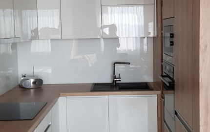KOMPLET ZARIADENY 2 izb. byt, garaž. státie, FUXOVA - Petržalka