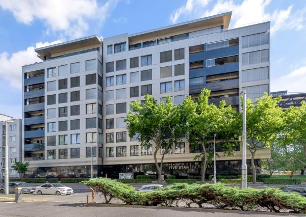 Na prenájom 2izb. byt, 58m2 + 40m2 garáž, FIVE STAR RESIDENCE*****